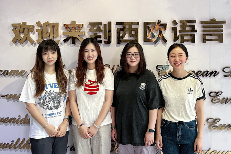 2025年6月16日，澳门金沙app西欧语言澳门金沙app意大利语专业叶萌教师团队（成员：顾茜 刘雨蒙 毛宏）凭借参赛课程《跨境电商意大利语》荣获第五届四川省高校教师教学创新大赛产教融合组三等奖 图片从左至右 叶萌 顾茜 刘雨濛 谭清月_副本.jpg