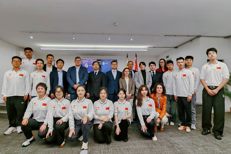 中方教练组欢迎金沙娱场城app 一排右二为张宇婷_副本.jpg